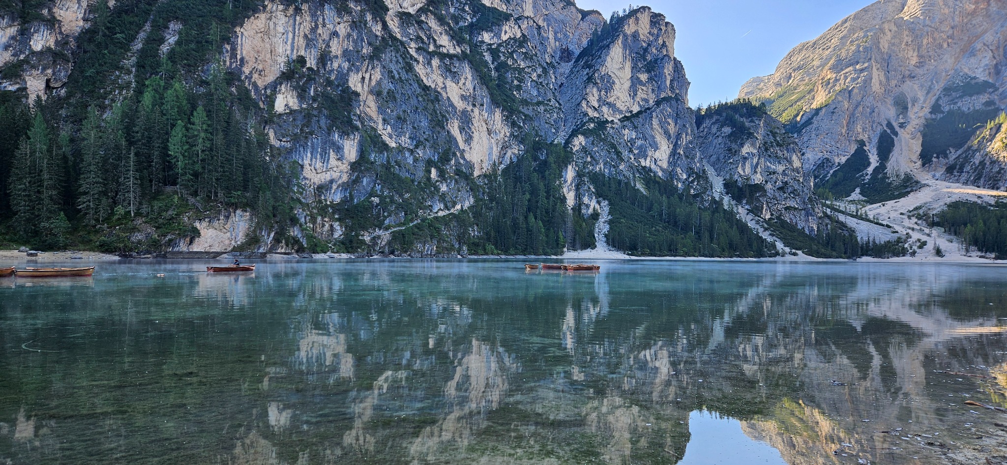 Bergsee vor Felswänden in den Dolomiten